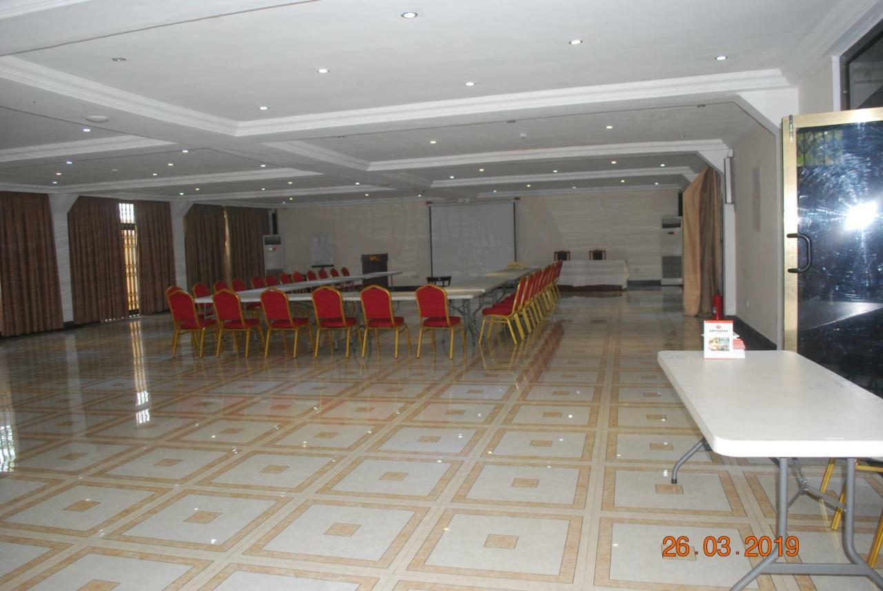 אקרה Ampomaah Hotel מראה חיצוני תמונה